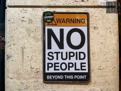 ...una targhetta su una colonna allerta i visitatori che �no stupid people beyond this point� (non � permesso l�accesso alla persone stupide)